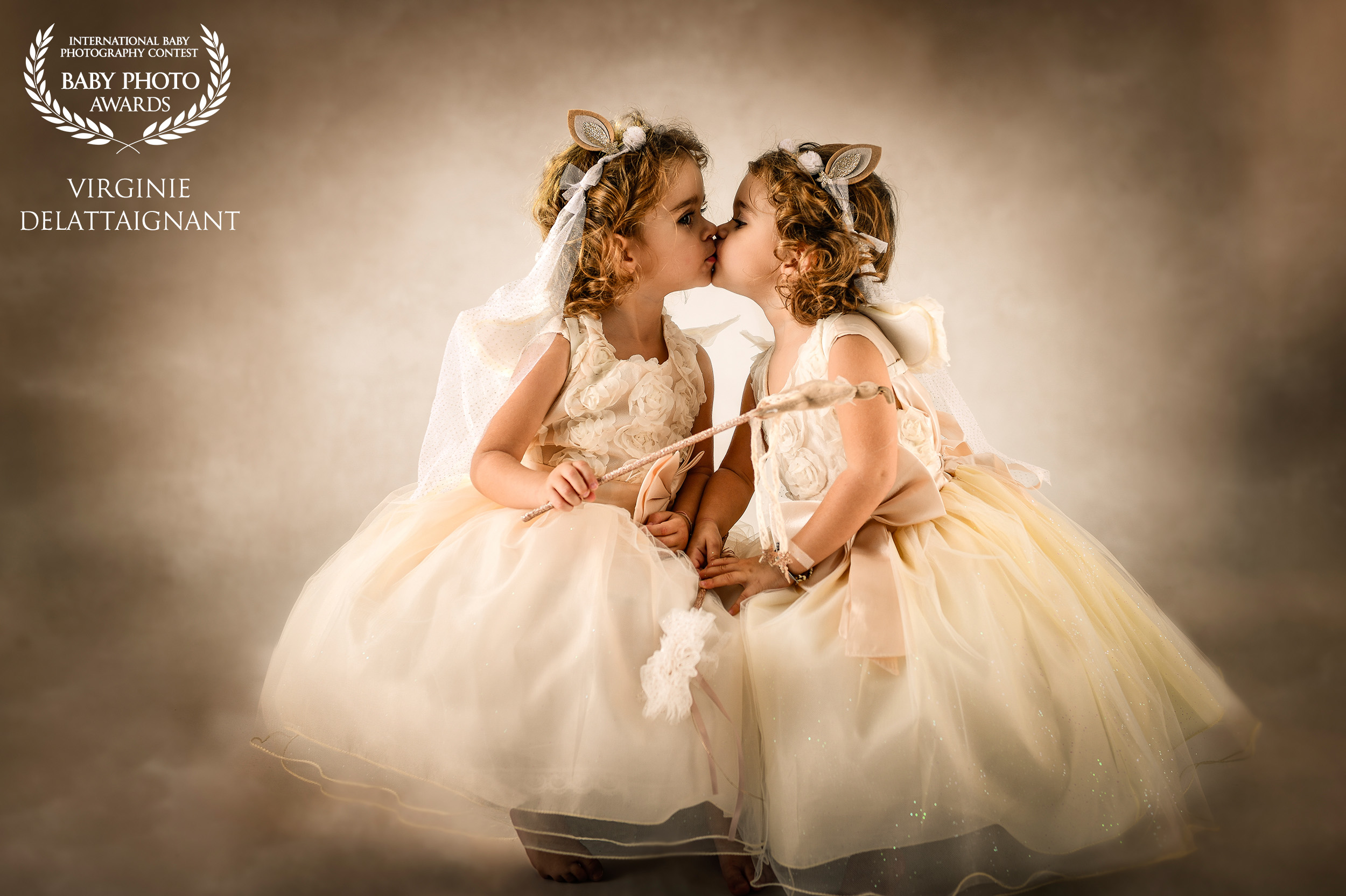 custom_logo_VIRGINIE-DELATTAIGNANT-france-50collection-babyphotoawards-com_1591604664
